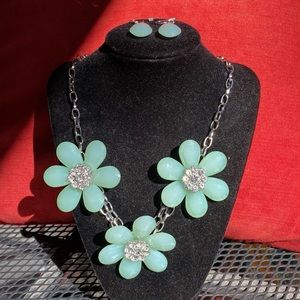 Three flower necklace jade green with earrings